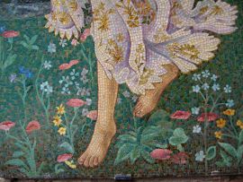 Das Wandbild ist aus Smalten und Goldsmalten mit sehr engen Fugen gearbeitet.