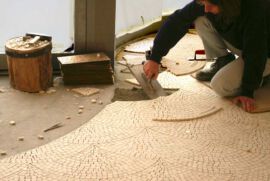 Das Mosaik wurde in der Werkstatt von Hand auf netz vorgeklebt.