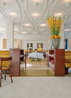 Handgefertigter Mosaikfußboden im eleganten Fischschuppenmuster