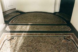 Hausflur am Schiffbauerdamm mit Mosaik und Terrazzo
nach der Restaurierung Hausflur mit Mosaik und Terrazzo nach der Restaurierung