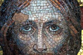 Damage above the eye of Christ before restoration Friedhofskappelle Sophien II, Detail Christus- Darstellung