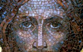 Nach der Ergänzung der fehlenden Steine im Gesicht. Restauriertes Gesicht der Christus-darstellung