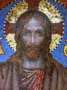 Die Christus-Darstellung nach der Restaurierung. Fehlende Steine wurden ergänzt, das Mosaik gereinigt und im ganzen verfugt. Friedhofskapelle Sophien II, Christus-Darstellung, restauriert