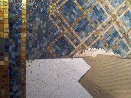 Das Wandmosaik wurde im unteren Bereich verlängert